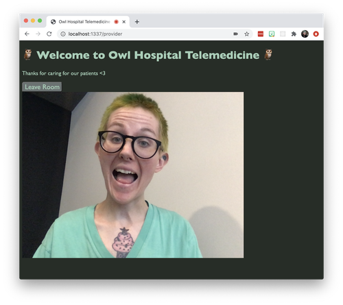 Captura de tela de um aplicativo Twilio Video que diz 'Bem-vindo ao Owl Hospital Telemedicine'. O texto pequeno diz 'Obrigado por cuidar de nossos pacientes'. Há um botão que diz 'Sair da sala' e uma pessoa não binária no bate-papo com vídeo, com cabelo verde, fazendo uma careta.