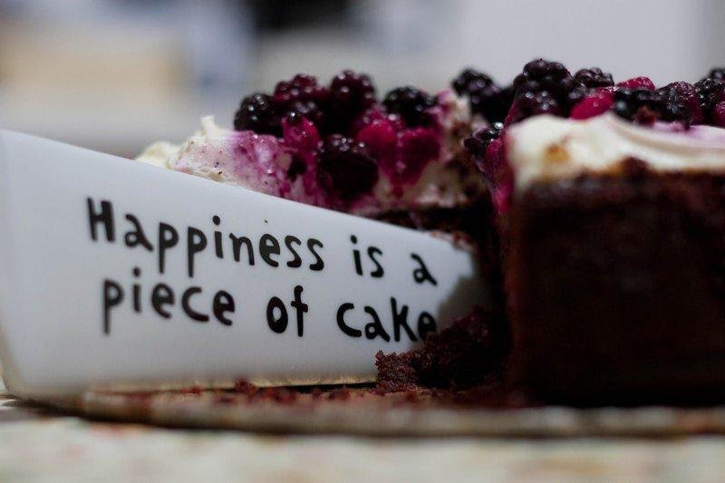 &#x27;Happiness is a piece of cake&#x27; (felicidade é um pedaço de bolo) escrito em uma espátula de bolo