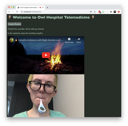 Captura de tela de um aplicativo de telemedicina do Twilio Video. Há uma pessoa não binária no bate-papo com vídeo, que tem um termômetro na boca e uma expressão preocupada. O texto na página diz 'Obrigado! Seu provedor atenderá você em breve. Enquanto isso, desfrute desta fogueira relaxante.' Há um vídeo integrado do YouTube de uma fogueira.